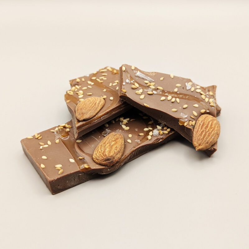 Mjölkchoklad med Mandel och Sesam