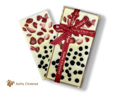 White Chocolate with Strawberries & Blueberries - 110g